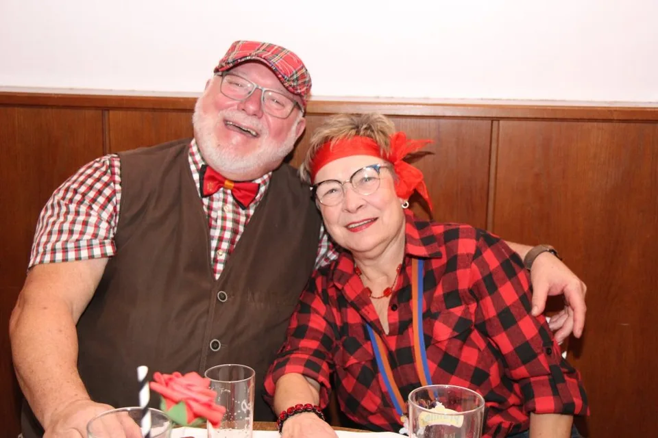Zwei Gäste feiern gemeinsam den Fasching